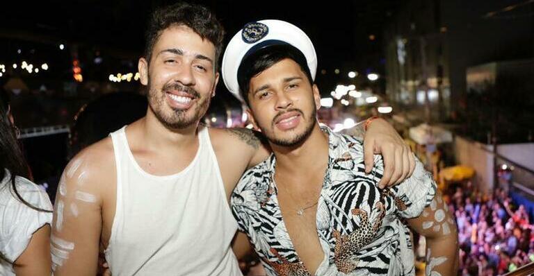Carlinhos Maia e o noivo (Foto: Reprodução)