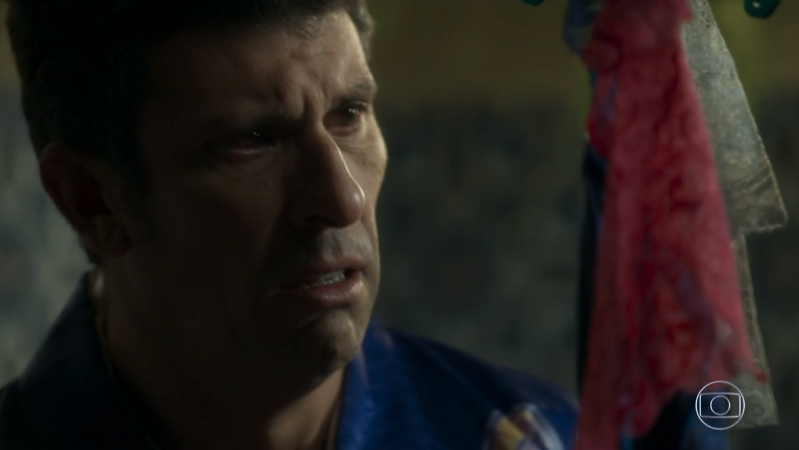 Machado (Milhem Cortaz) em cena de O Sétimo Guardião (Foto: Reprodução/Globo)