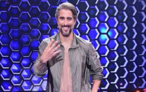 Marcos Mion comanda A Fazenda 11 na tela da Record TV (Foto: Reprodução/Internet)
