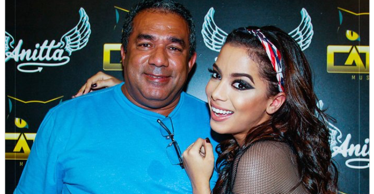 Pai de Anitta, revela que cantora parou de ser sua própria empresária pois o surfista, Pedro Scooby é 'bom de cama". (Foto: Divulgação)