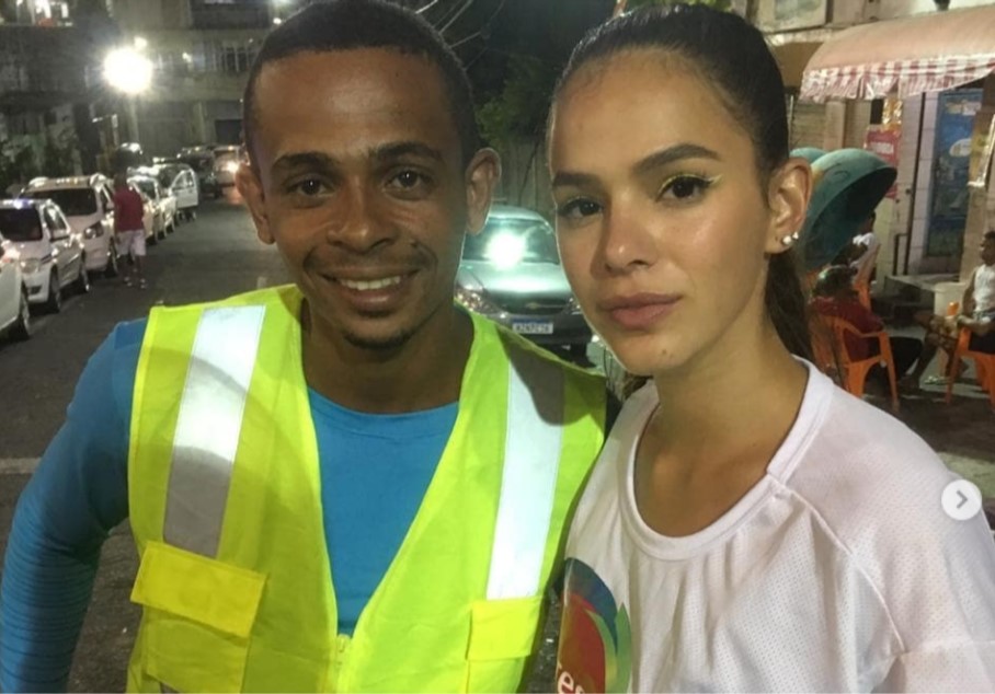 Bruno levou Bruna Marquezine de moto no Carnaval (Foto: Reprodução)