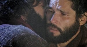 Judas beija Jesus em cena da novela bíblica da Record. (Foto: Reprodução)