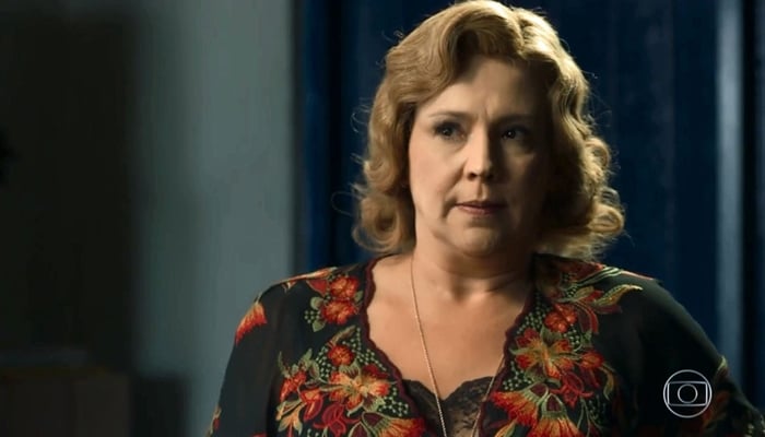 Ana Beatriz Nogueira em cena de O Sétimo Guardião, sua última novela na Globo; atriz enfrenta grave doença (Foto: Reprodução/Globo)