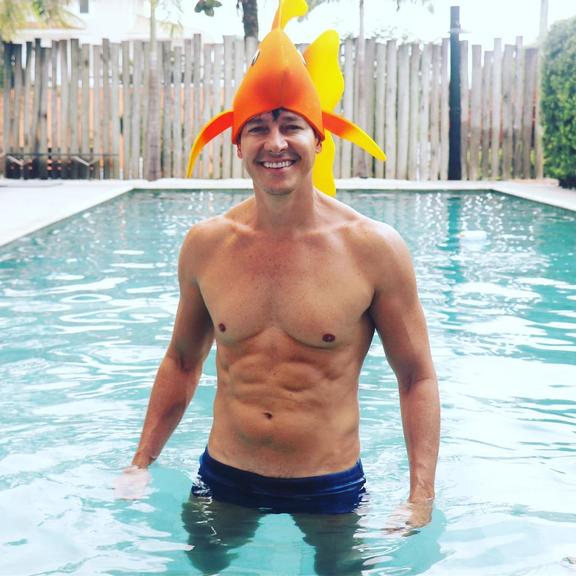 Rodrigo Faro em sua piscina (Foto: Reprodução)