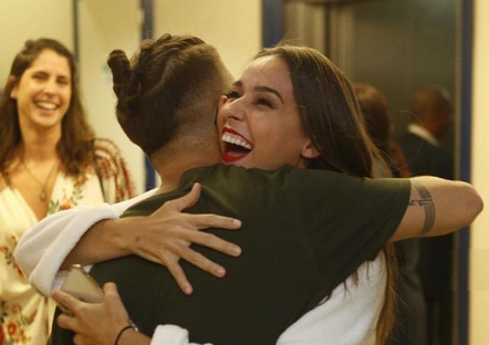 Thati Lopes e Junior nos bastidores de Espelho da Vida (Foto: Reprodução/ Globo)
