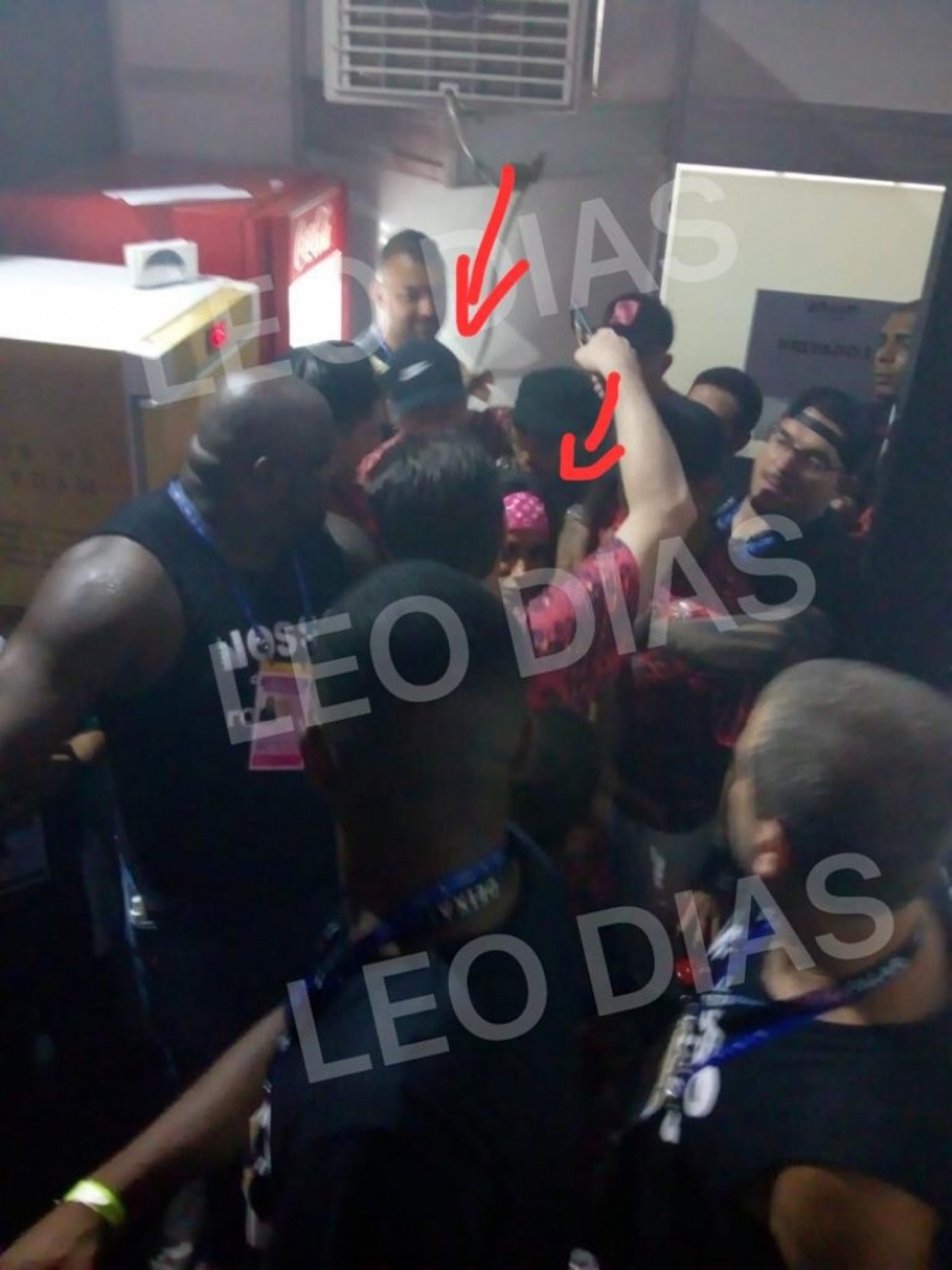 Jogador deixa Backstage ao lado da cantora (Foto: Reprodução/Leo Dias)
