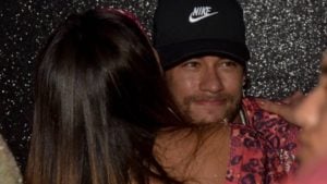 Neymar e Anitta abraçadinhos (Foto: Thiago Ribeiro / Agência O Globo)