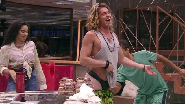 Danrley pega no bumbum de Alberto no BBB19 (Foto: Reprodução/ Globo)