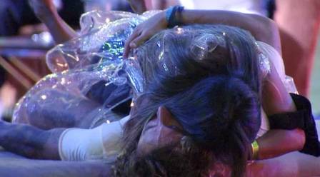 Carol Peixinho parte pra cima de Alan no BBB19 (Foto: Reprodução/ Globo)