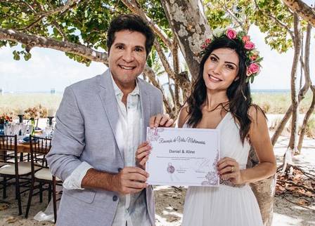 Daniel e sua esposa Aline Prado renovando os votos de casamento (Foto: Reprodução)