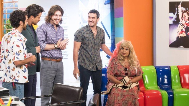 Em Verão 90, Álamo conta a Tobé, Candé, Jerônimo e Quinzinho que Freda Mercúrio é Madá (Foto: João Miguel Junior/ Globo/ Divulgação)