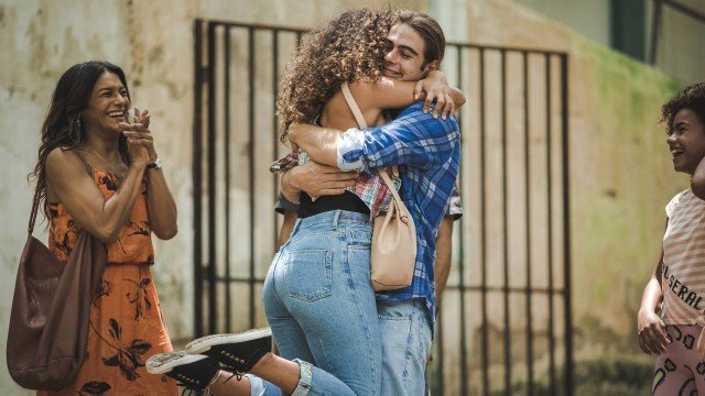 Moana agarra João na saída da cadeia em Verão 90 (Foto: Fabiano Battaglin/ Globo/ Divulgação)