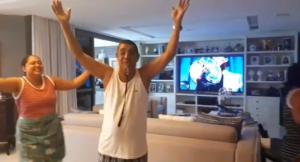 Zeca se diverte com as funcionárias. (Foto: Reprodução)