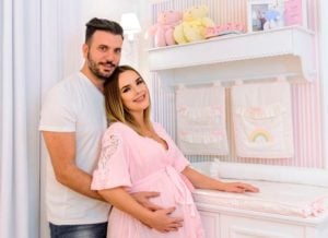 Thaeme mostra quarto de Liz ao lado do marido Fábio da Lua (Foto: Divulgação)