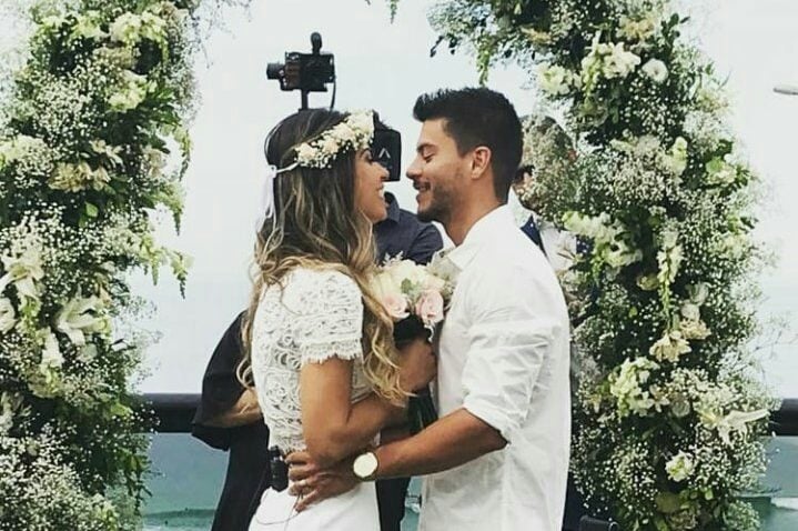 Mayra Cardi e Arthur Aguiar no casamento surpresa