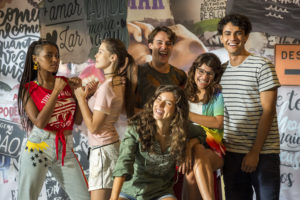 Jaqueline (Gabz), Anjinha (Caroline Dallarosa), Thiago (Danilo Maia).  Rita (Alanis Guillen),  Raíssa (Dora de Assis) e Guga (Pedro Alves) (Foto: Globo/Estevam Avellar)