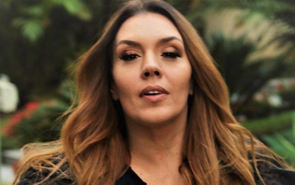 Simony apareceu apenas de fio-dental em foto (Foto: Reprodução/Instagram)