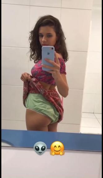 Bruna Linzmeyer posou mostrando a calcinha (Foto: Reprodução/Instagram)