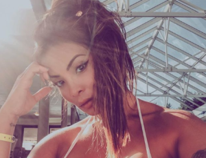 Carol Nakamura precisou rebater seguidor no Instagram. Foto: Reprodução)