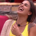 Carol cai no riso após teoria da Rízia no BBB19 (Foto: Reprodução)