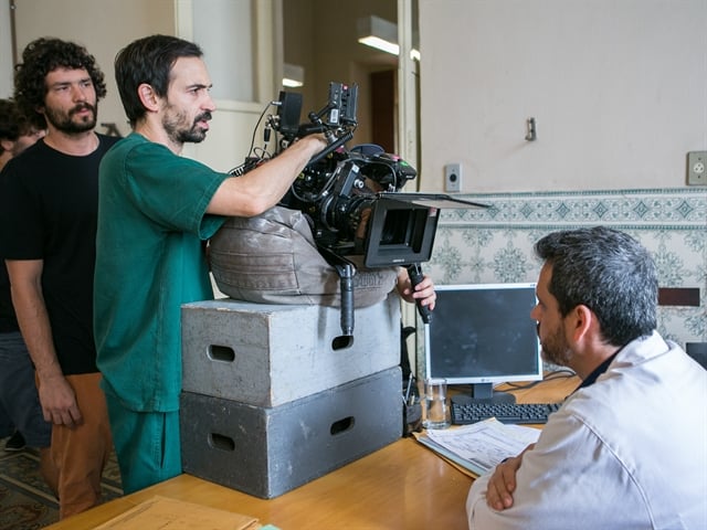 Julio Andrade dirige cena com Burno Garcia (Décio)  (Foto: Globo/Raquel Cunha)