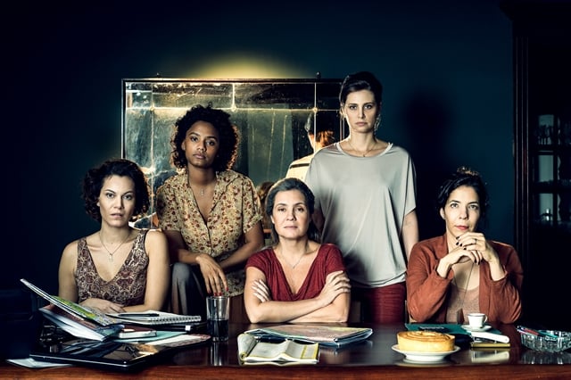 Adriana Esteves, Fernanda D'Umbra, Paula Possani, Jéssica Ellen e Hermila Guedes na série Assédio (Foto: Globo/Ramón Vasconcelos)