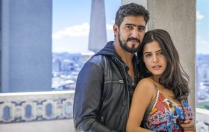 Renato Goes (Jamil) e Julia Dalavia (Laila) em Órfãos da Terra
(Foto: Globo/Paulo Belote)