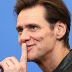 Carrey desenhista de Mussolini morto (Foto Reprodução)