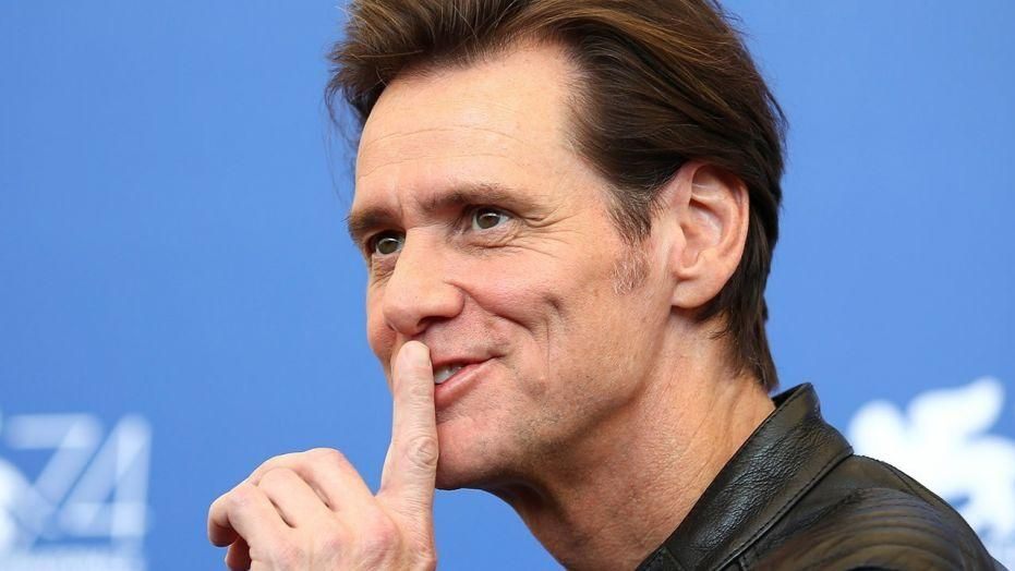 Carrey desenhista de Mussolini morto (Foto Reprodução)