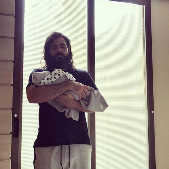 Juliano Cazarré foi flagrado pela esposa com seu pequeno (Foto: Reprodução/ Instagram) Juliano Cazarré foi flagrado pela esposa com seu pequeno (Foto: Reprodução/ Instagram)