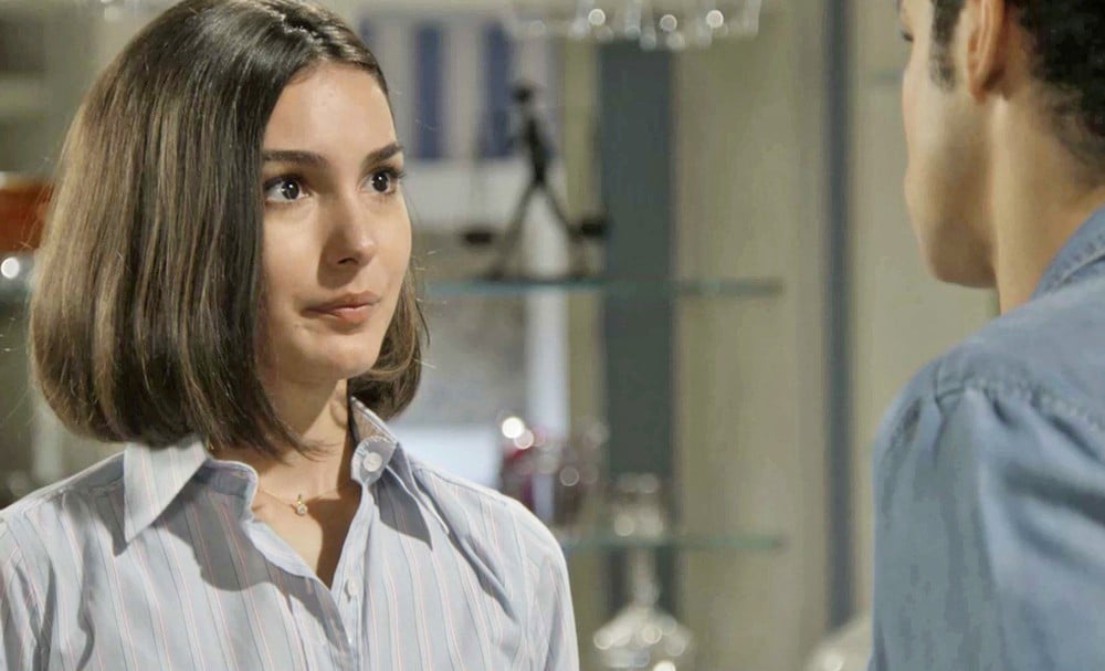 Larissa admite paixão em Verão 90