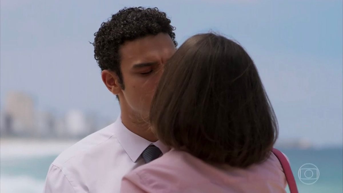 Larissa e Diego se beijam em Verão 90