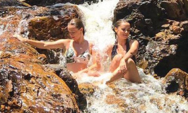Mariana Ximenes e Débora Falabella em cachoeira (Foto: Reprodução/ Instagram)