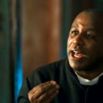 Padre Ramiro (Ailton Graça) em O Sétimo Guardião (Foto: Reprodução/Globo)