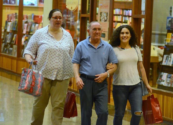 Renato Aragão, o Didi, a esposa Lilian Aragão e a filha Livia Aragão passeando em Shopping no Rio de Janeiro
