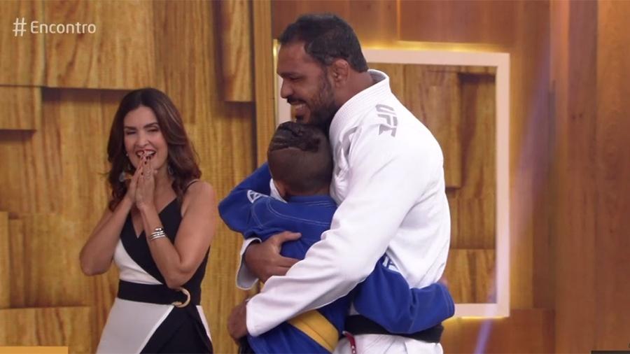 Rodrigo Minotauro surpreende o lutador mirim Enzo no Encontro (Foto: Reprodução/Globo)