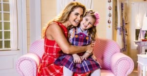 Lucero ao lado de Lorena Queiroz, protagonista de Carinha de Anjo. (Foto: Divulgação) sbt 