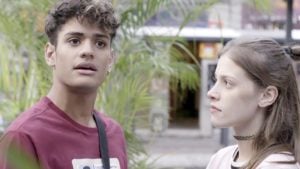 Cléber (Gabriel Santana) e Anjinha (Caroline Dallarosa) em Malhação: Toda Forma de Amar (Foto: Divulgação/Globo)