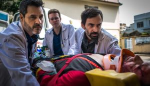 Bruno Garcia (Décio), Pablo Sanábio (Charles) e Evandro (Julio Andrade) em cena de Sob Pressão (Foto: Reprodução/Globo)