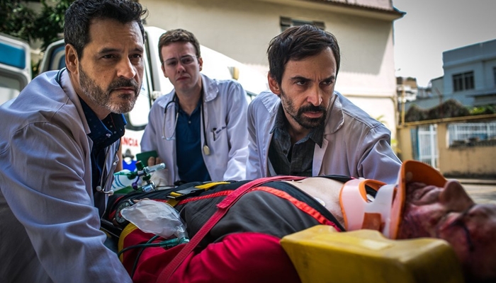 Bruno Garcia (Décio), Pablo Sanábio (Charles) e Evandro (Julio Andrade) em cena de Sob Pressão (Foto: Reprodução/Globo) 