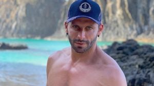 O ator Henri Castelli deu o que falar ao posar usando apenas um sunga (Foto: Divulgação)