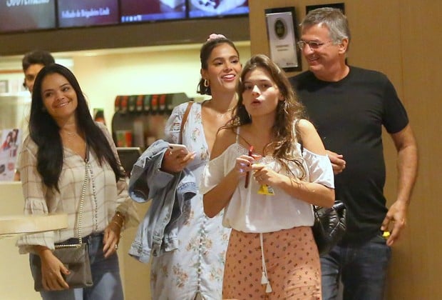 Bruna Marquezine curte folga em família (Foto: Daniel Delmiro/AgNews)