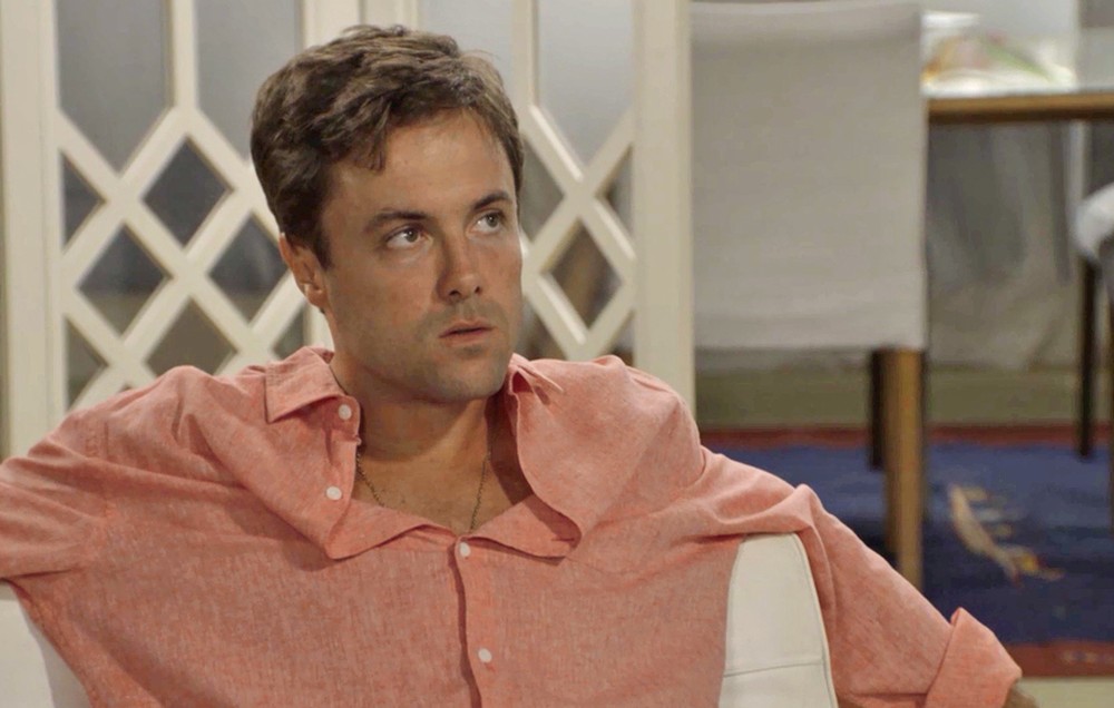Candé (Kayky Brito) descobrirá os chifres que Quinzinho (Caio Paduan) em Verão 90 da Globo (Foto: Reprodução/TV Foco)
