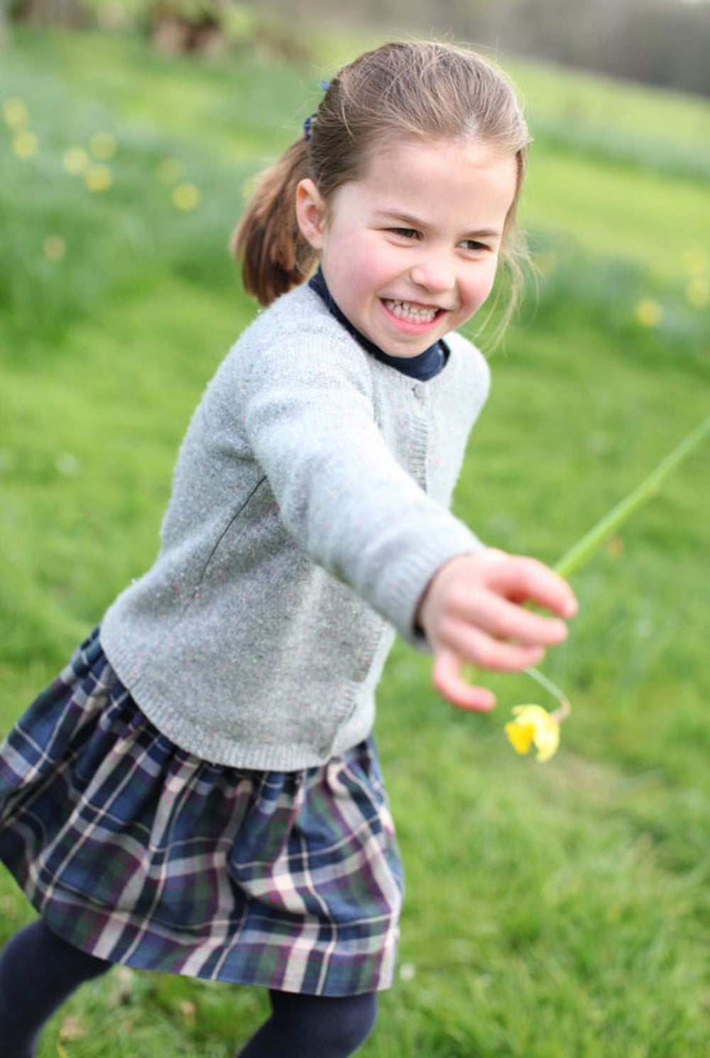 William e Kate Middleton, pais de Charlotte, fotografaram a filha no Palácio de Kensington em abril — Foto: Kensington Palace/ Twitter