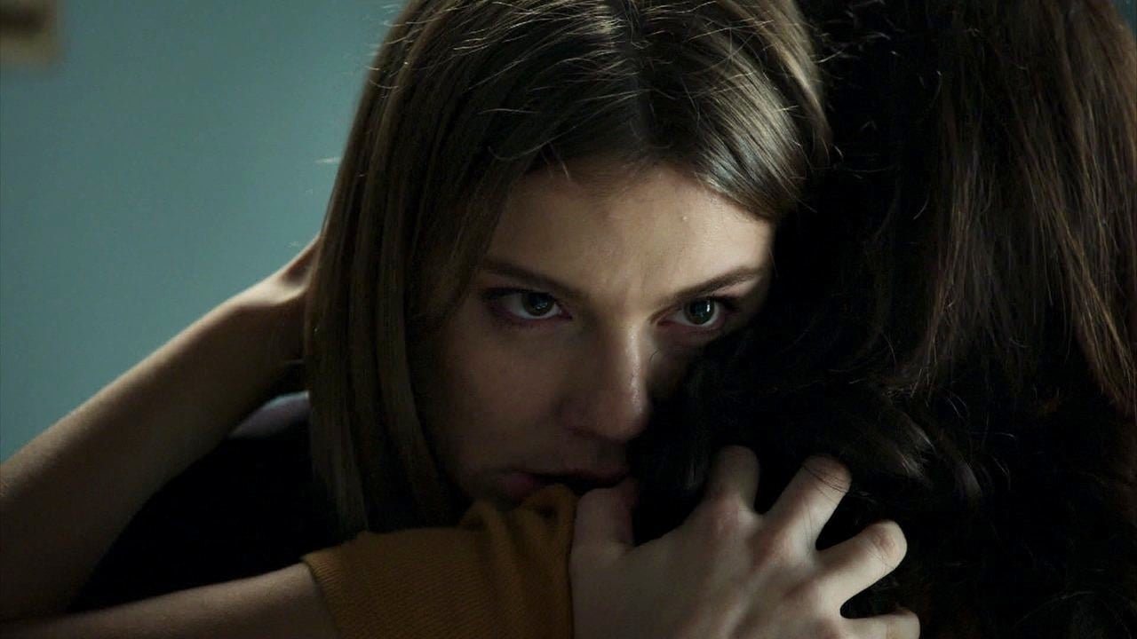 Dalila (Alice Wegmann) dá o abraço amigo da onça em Laila (Alice Wegmann) em cena da novela da Globo Órfãos da Terra
