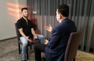 Diego Hypolito concedeu entrevista a Roberto Cabrini, no SBT (Foto: Reprodução)