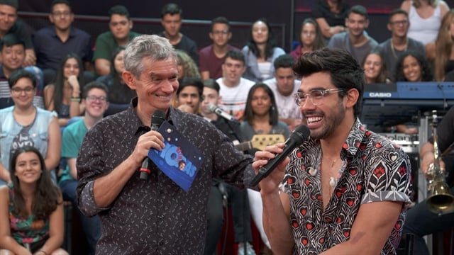 Serginho Groisman e Gabriel Diniz no Altas Horas (Foto: Globo/Divulgação)