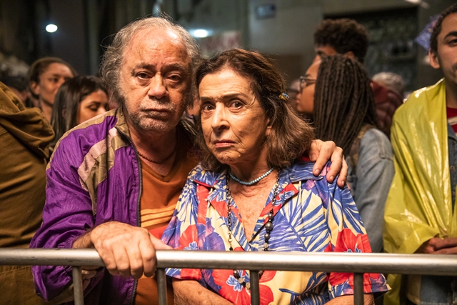 Chico (Tonico Pereira) e Cornélia (Betty Faria) em A Dona do Pedaço (Foto: Globo/João Miguel Júnior)