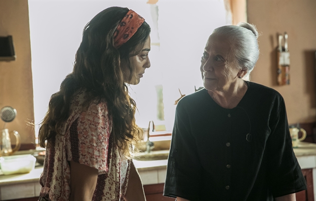 Maria da Paz (Juliana Paes) e Dulce (Fernanda Montenegro) em cena de A Dona do Pedaço (Foto: Globo/Raquel Cunha)