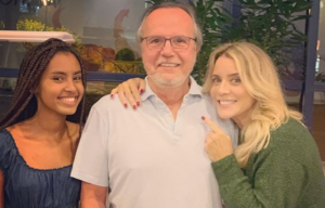 Jaqueline, César (Tato Gabus Mendes) e v  na trama jovem da Globo. (Foto: Reprodução/Instagram)